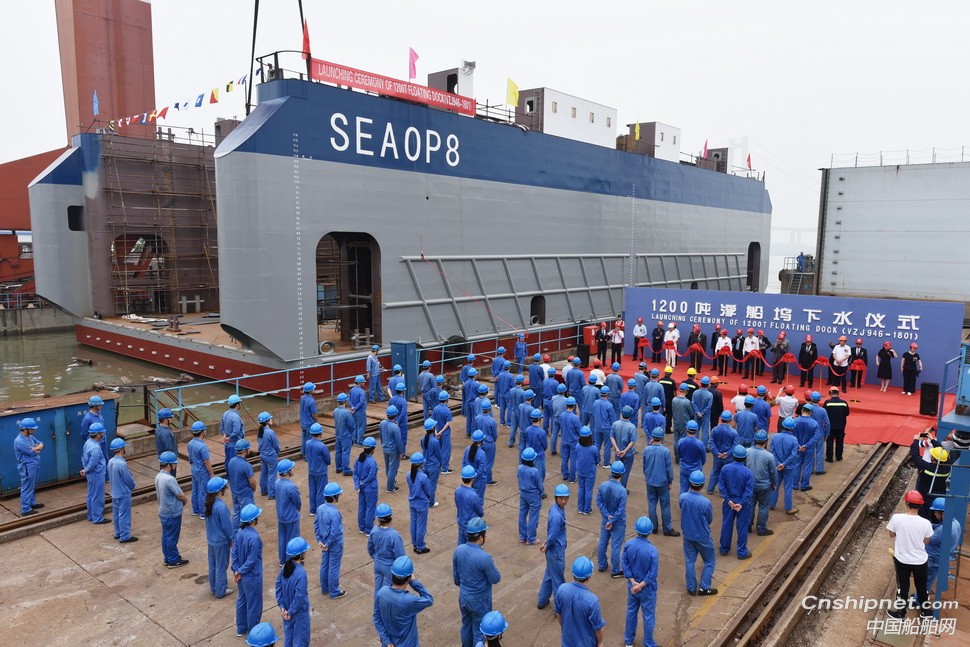 鎮江船廠建造的1200T浮船塢順利下水出塢