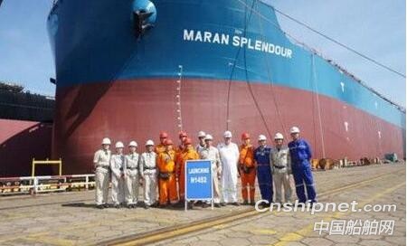 外高橋造船2艘萬噸級散貨船順利出塢