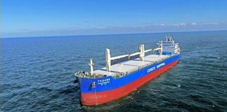 大連中遠海運重工6.2萬噸多用途紙漿船5號船完成試航